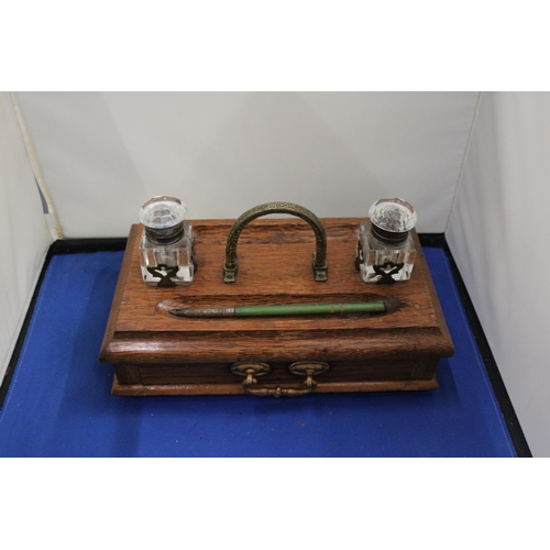 8 - AN OAK INK WELL DESK SET WITH TWO GLASS BOTTLES, PEN AND DRAWER