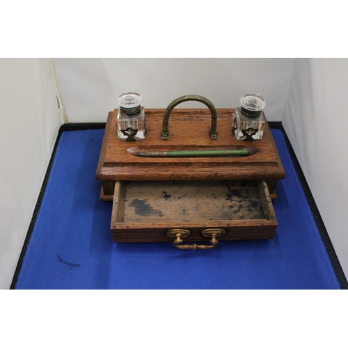 8 - AN OAK INK WELL DESK SET WITH TWO GLASS BOTTLES, PEN AND DRAWER