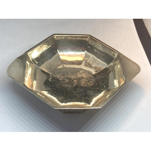 85 - A HALLMARKED BIRMINGHAM SILVER OCTAGONAL DISH ON A PEDESTAL BASE GROSS WEIGHT 98.85 GRAMS