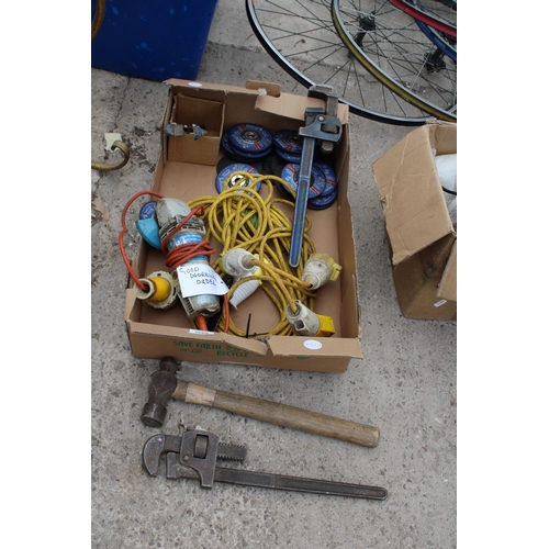 1668 - AN ASSORTMENT OF TOOLS TO INCLUDE AN ANGLE GRINDER, RECORD STILSENS AND CUTTING DISCS ETC