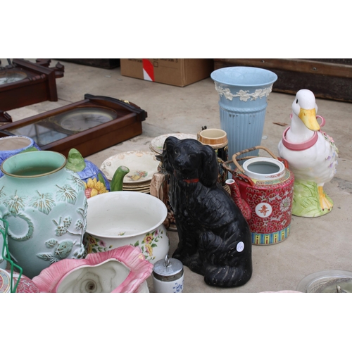 1745 - AN ASSORTMENT OF ITEMS TO INCLUDE A WEDGWOOD QUEENS WARE VASE, AN ORIENTAL STYLE TEAPOT AND CUPS ETC