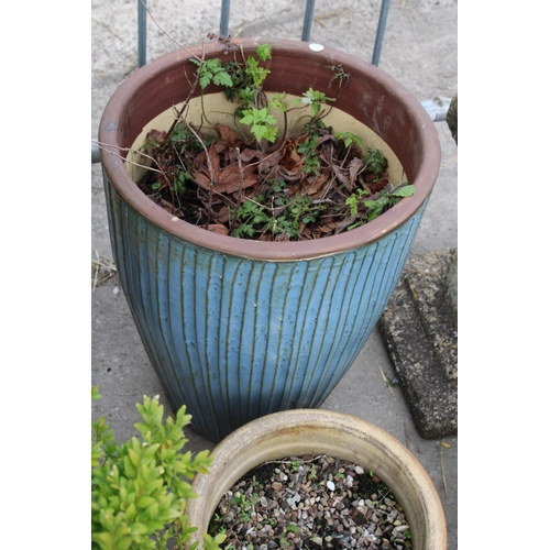 1794 - AN ASSORTMENT OF VARIOUS GARDEN POTS AND A CONCRETE SUN DIAL