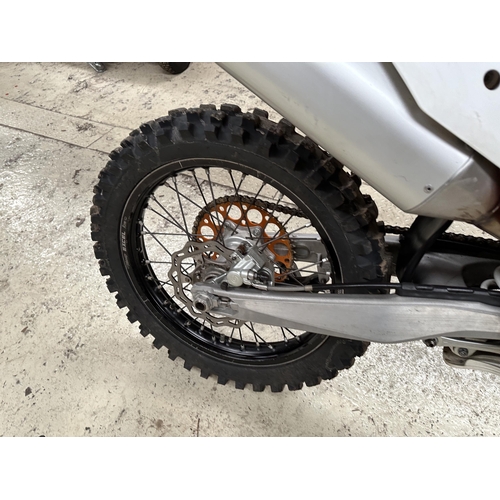 177 - 2019 KTM 250 SXF MOTORBIKE 158 HOURS PISTON & CAM CHAIN DONE 40 HOURS AGO. MAP SWITCH BUTTON, TRACTI... 