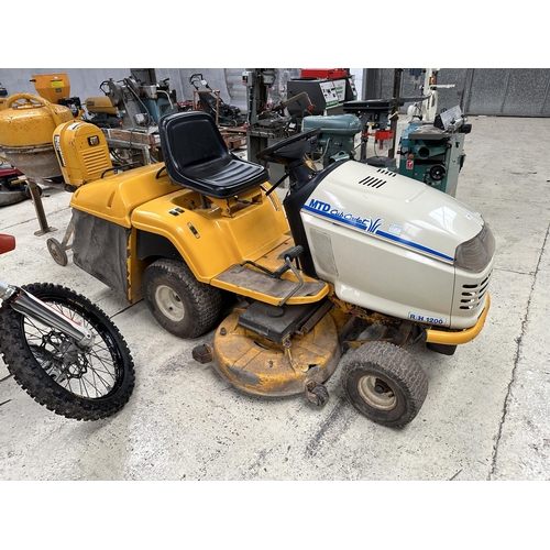 180 - MTD CUB CADET RIDE ON MOWER WITH BRIGGS & STRATTON VANGUARD V-TWIN 20HP ENGINE  + VAT KEY IN OFFICE