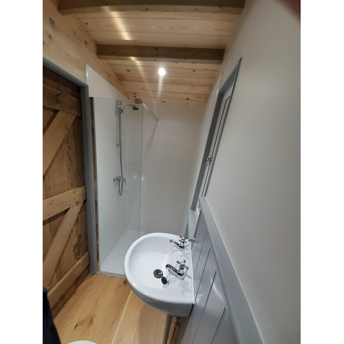 199 - A SHEPHERDS HUT - LUXURIOUS NEW HAND CRAFTED, FULLY FINISHED BUILT FOR ALL YEAR ROUND USE HEAVILY IN... 