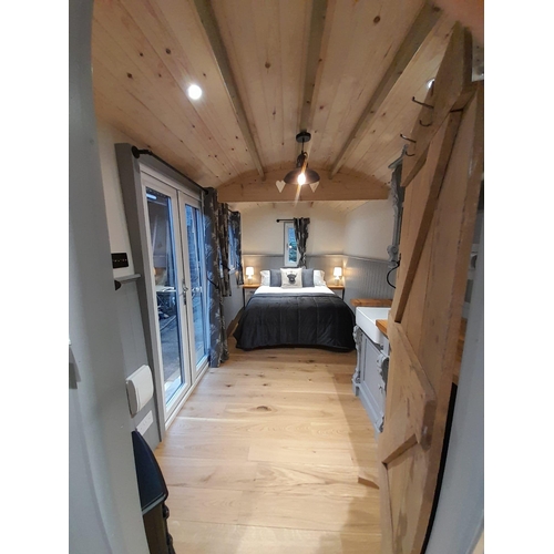 199 - A SHEPHERDS HUT - LUXURIOUS NEW HAND CRAFTED, FULLY FINISHED BUILT FOR ALL YEAR ROUND USE HEAVILY IN... 