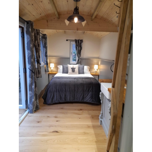 199 - A SHEPHERDS HUT - LUXURIOUS NEW HAND CRAFTED, FULLY FINISHED BUILT FOR ALL YEAR ROUND USE HEAVILY IN... 