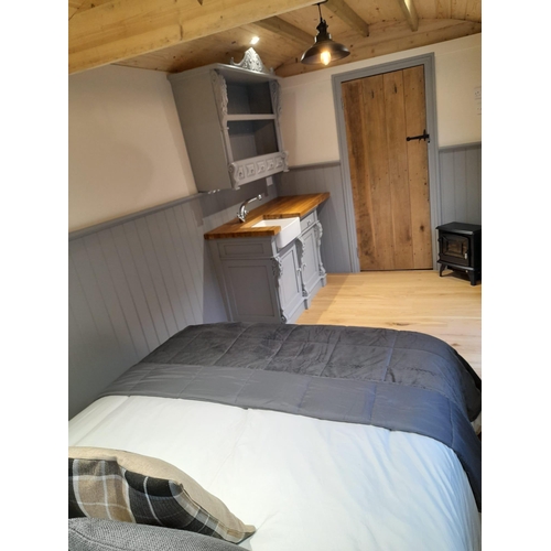 199 - A SHEPHERDS HUT - LUXURIOUS NEW HAND CRAFTED, FULLY FINISHED BUILT FOR ALL YEAR ROUND USE HEAVILY IN... 