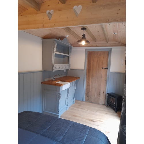 199 - A SHEPHERDS HUT - LUXURIOUS NEW HAND CRAFTED, FULLY FINISHED BUILT FOR ALL YEAR ROUND USE HEAVILY IN... 