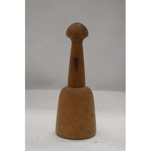 183 - A GENUINE 'MARPLES' SCULPTURE MALLET