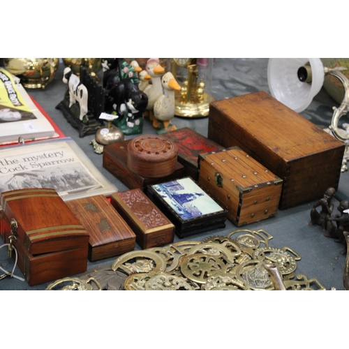 190 - A QUANTITY OF WOODEN BOXES TO INCLUDE A ROTHMAN'S, PALL MALL CIGARETTE TIN