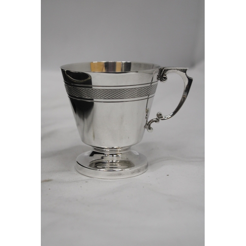 197 - A VINTAGE SILVER PLATED CHRISTENING CUP IN THE ORIGINAL PRESENTATION BOX