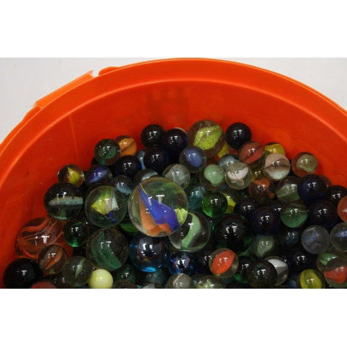 208 - A LARGE COLLECTION OF VINTAGE MARBLES