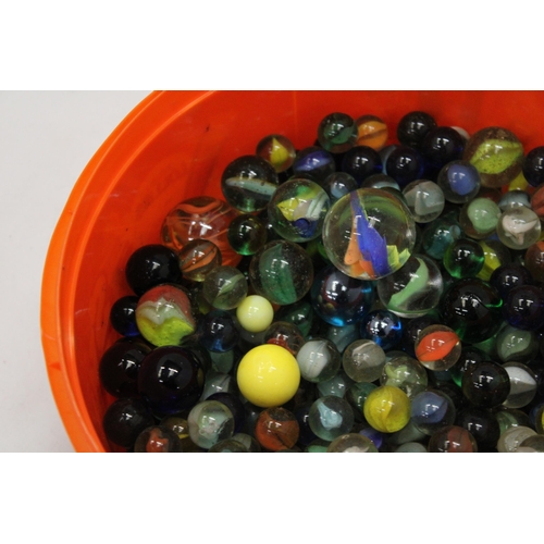 208 - A LARGE COLLECTION OF VINTAGE MARBLES