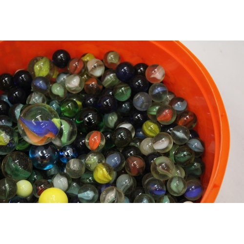 208 - A LARGE COLLECTION OF VINTAGE MARBLES