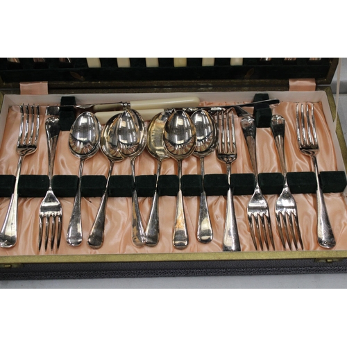 216 - A SHEFFIELD CANTEEN OF CUTLERY, CASED