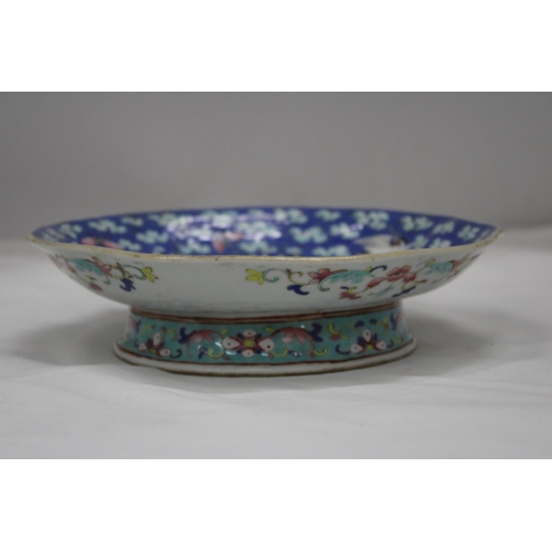 228 - A CHINESE FOOTED BOWL WITH CRANE DECORATION AND STAMPS TO THE BASE, HEIGHT 6CM, DIAMETER 22CM