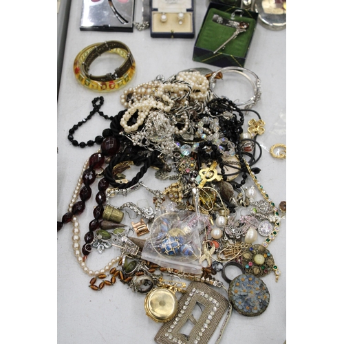 231 - A LARGE QUANTITY OF COSTUME JEWELLERY TO INCLUDE NECKLACES, EARRINGS, BROOCHES, BRACELETS, ETC, PLUS... 