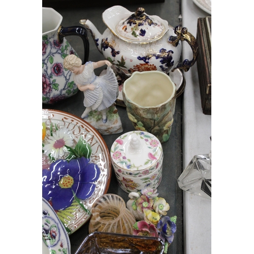 251 - A MIXED LOT OF VINTAGE COLLECTABLE ITEMS TO INCLUDE A WEDGWOOD TEAPOT AND STAND, LOSOL WARE JUG, RAD... 