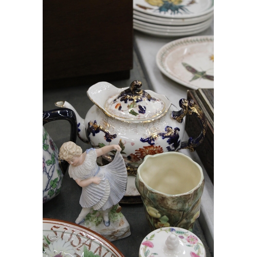 251 - A MIXED LOT OF VINTAGE COLLECTABLE ITEMS TO INCLUDE A WEDGWOOD TEAPOT AND STAND, LOSOL WARE JUG, RAD... 