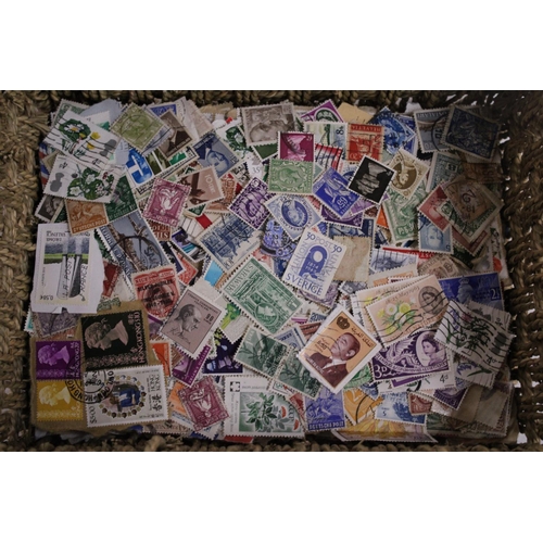 475 - A LARGE COLLECTION OF ASSORTED BRITISH AND WORLD STAMPS