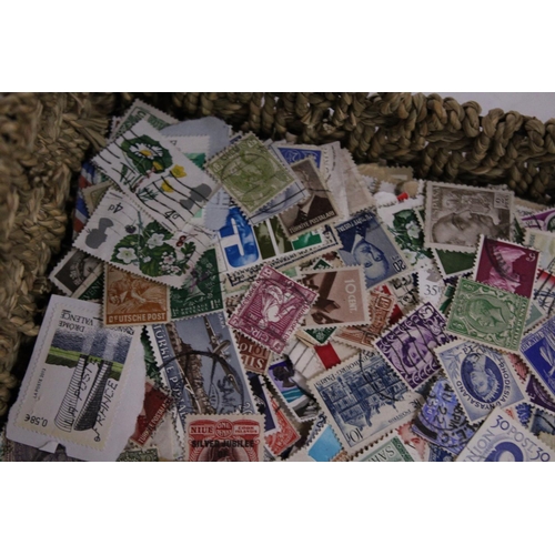 475 - A LARGE COLLECTION OF ASSORTED BRITISH AND WORLD STAMPS