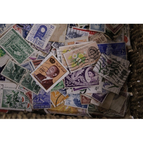 475 - A LARGE COLLECTION OF ASSORTED BRITISH AND WORLD STAMPS