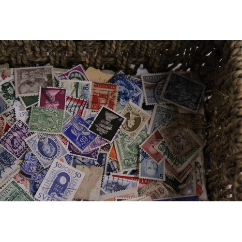 475 - A LARGE COLLECTION OF ASSORTED BRITISH AND WORLD STAMPS