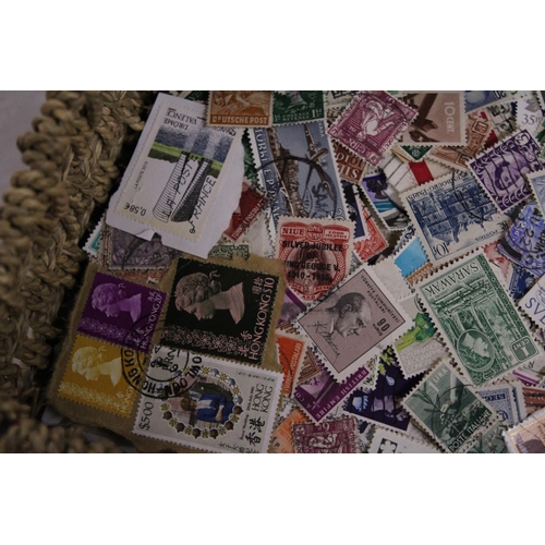 475 - A LARGE COLLECTION OF ASSORTED BRITISH AND WORLD STAMPS