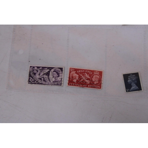 476 - A COLLECTION OF STAMPS TO INCLUDE THREE VICTORIAN PENNY REDS, THREE 5D BLUES ETC