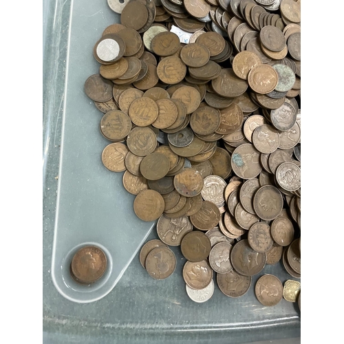 498A - A LARGE QUANTITY OF PRE DECIMAL PENNYS AND HALF PENNYS AND FURTHER COINAGE