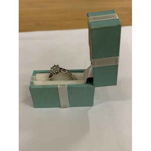 558 - A SILVER SOLITAIRE RING IN A PRESENTATION BOX