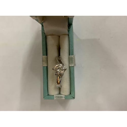 558 - A SILVER SOLITAIRE RING IN A PRESENTATION BOX