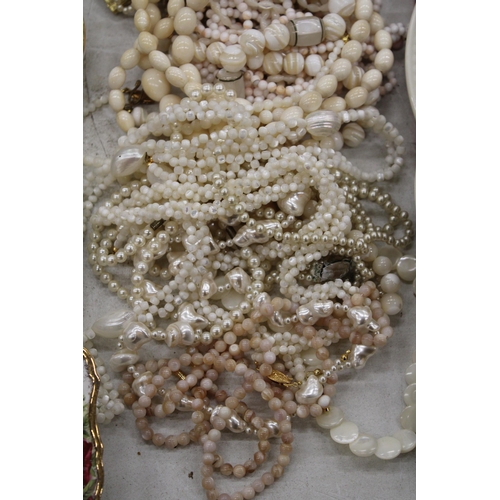 123 - A QUANTITY OF WHITE AND CREAM COSTUME JEWELLERY NECKLACES