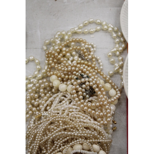 123 - A QUANTITY OF WHITE AND CREAM COSTUME JEWELLERY NECKLACES