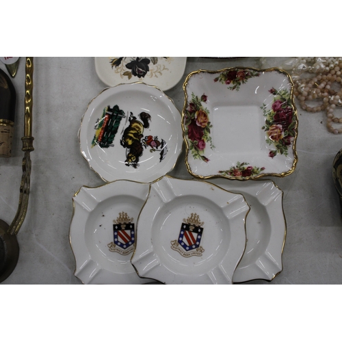 125 - A QUANTITY OF CERAMIC AND CHINA PIN TRAYS TO INCLUDE ROYAL ALBERT 'OLD COUNTRY ROSES', ETC