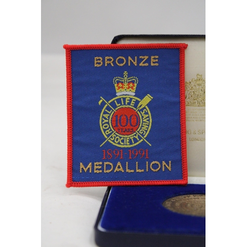 127 - A BOXED BRONZE MEDAL AND ACCOMPANYING PATCH