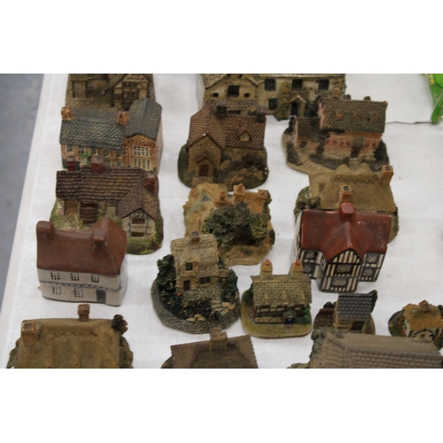 131 - A LARGE QUANTITY OF COLLECTABLE COTTAGES - 23 IN TOTAL