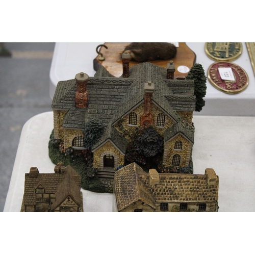 131 - A LARGE QUANTITY OF COLLECTABLE COTTAGES - 23 IN TOTAL