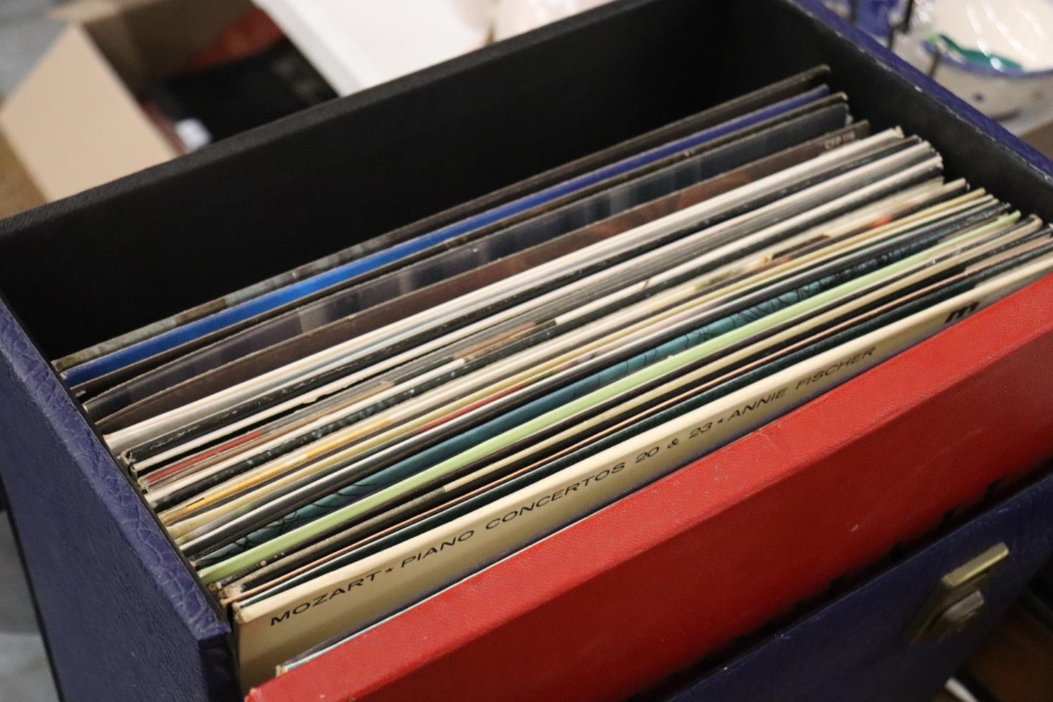 A COLLECTION OF VINTAGE CLASSICAL 33RPM VINYL RECORDS, IN A RECORD CASE