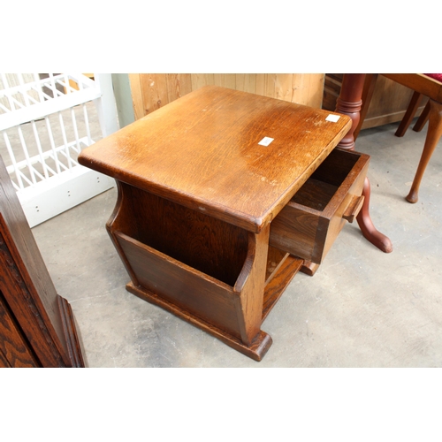 2850 - AN OAK MAGAZINE RACK / TABLE AND OAK JAYCEE TELEVISION STAND WITH LINENFOLD SLIDING DOORS