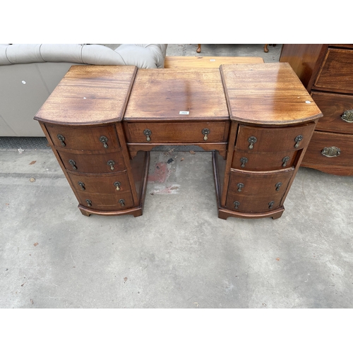 2928 - A MID 20TH CENTURY MAHOGANY KNEE-HOLE DESK/DRESSING TABLE, 43.5