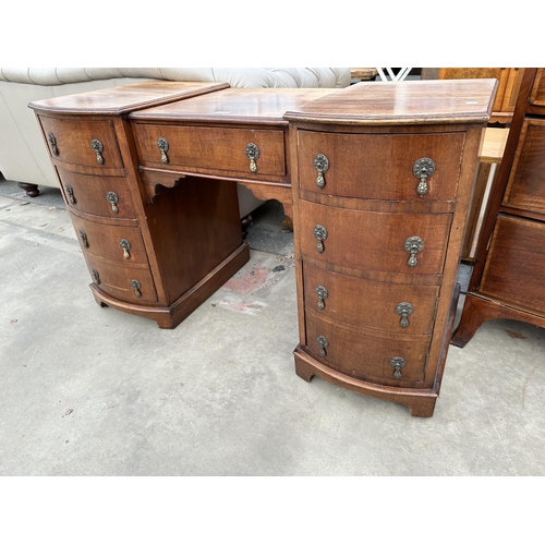 2928 - A MID 20TH CENTURY MAHOGANY KNEE-HOLE DESK/DRESSING TABLE, 43.5