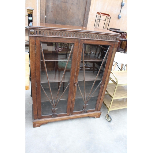 2953 - AN EARLY 20TH CENTURY OAK TWO DOOR GLAZED BOOKCASE, 36