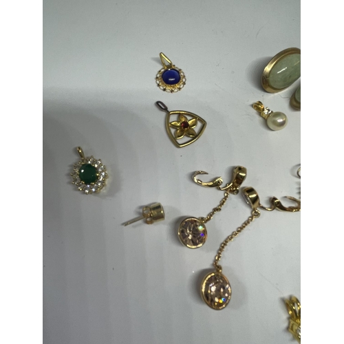 546 - A QUANTITY OF COSTUME JEWELLERY