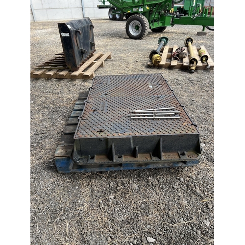 30 - FOUR SECTION MANHOLE COVER EN124-2 D400 + VAT