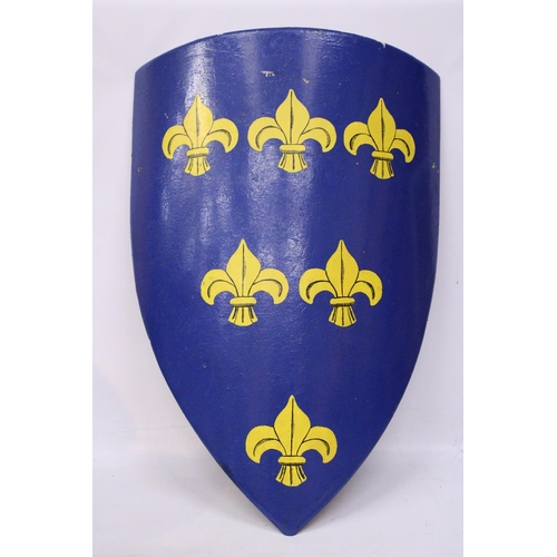 453 - A LARGE VINTAGE HAND PAINTED WALL SHIELD, HEIGHT 106CM. THE SHIELD WITH BLUE BACKGROUND WITH SIX FLE... 