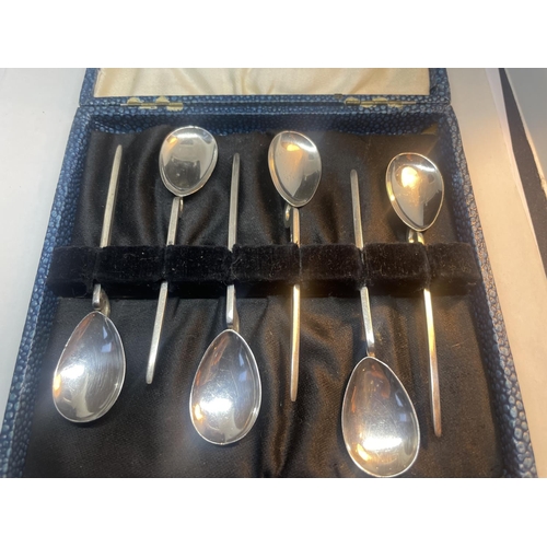 100 - A SET OF SIX SILVER HALLMARKED SHEFFIELD TEASPOONS IN A PRESENTATION BOX