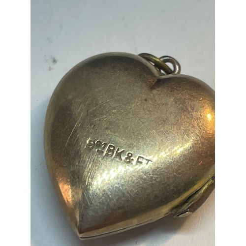 502 - A 9 CARAT GOLD HEART LOCKET WITH VINTAGE PHOTOGRAPHS GROSS WEIGHT 3.28 GRAMS