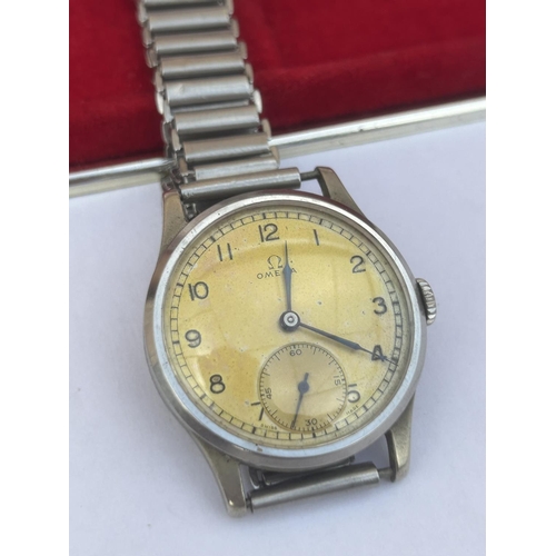 509 - A VINTAGE MID CENTURY GENTS OMEGA AUTOMATIC WATCH, COMPLETE WITH ORIGINAL BOX, WORKING AT THE TIME O... 